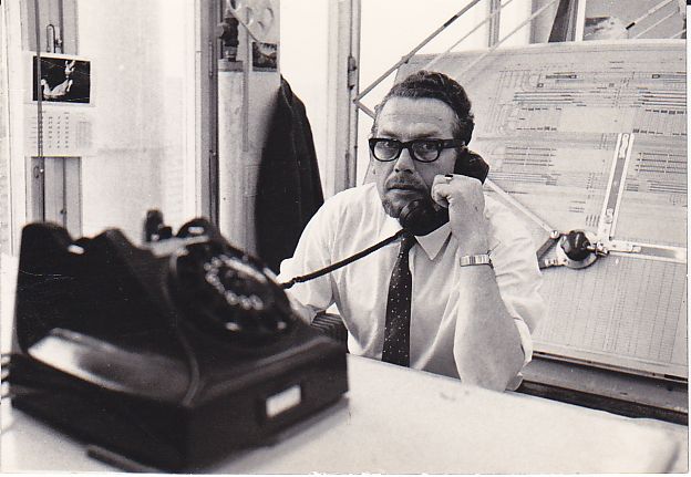 Dhr. Sanders aan het werk in de tekenkamer (1970-1980)